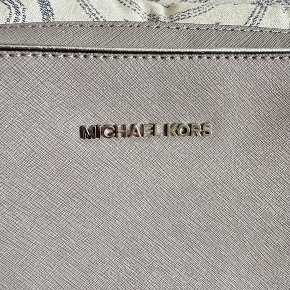Michael Kors Crossbody Bag in Light Grey Saffiano Leather – Good Condition - Picture 2 of 11